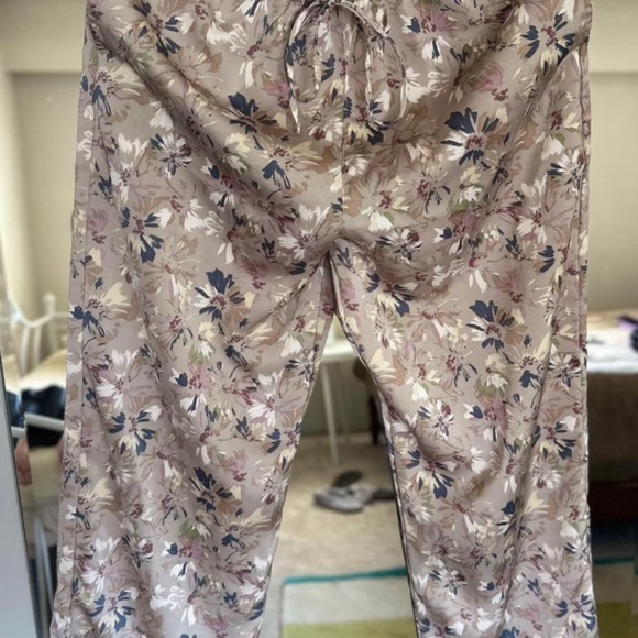 UNIQLO Set of SATIN DRAPE STRAIGHT PANTS and CAMISOLES - Picture 2 of 8